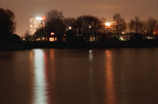 858151 Gezicht op het Amsterdam-Rijnkanaal te Utrecht, bij nacht, vanaf de Groenewoudsedijk, met links aan de overkant ...